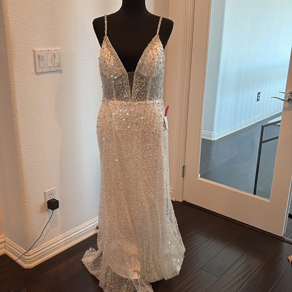 Mac Duggal white Sequin Gown with Train NWOT Size 6 - Picture 7 of 12